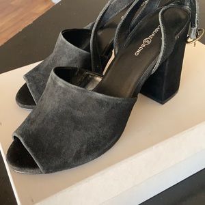 New in box Treasure & Bond Suede Sandals